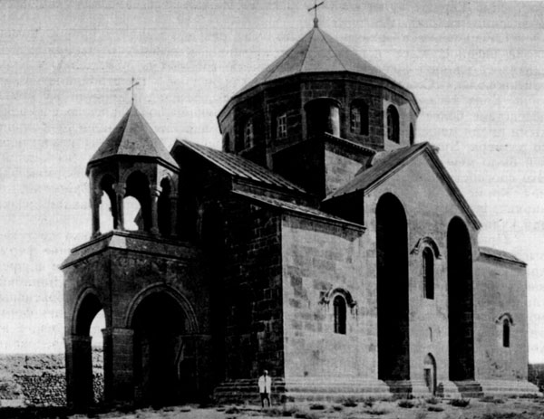 Церковь Рипсимэ в Эчмиадзине, армения. 618 г. пристройка колокольни - XVII в. Общий вид