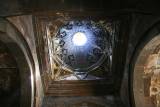 световое отверстие монастыря Сгмосаванк (монастырь псалмов) с хачкаром в шатре