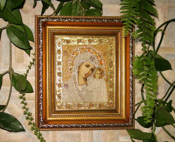 Икона Божией Матери Казанская в вышитой ризе