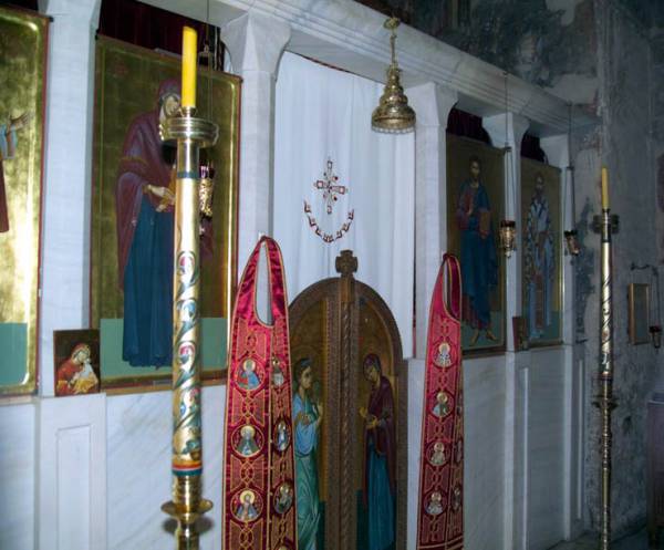 Епитрахили с русскими и сербскими святыми в интерьере храма монастыря Сопочаны